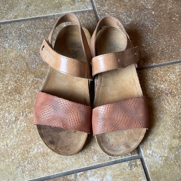 OTBT Tan Brown Perforated Leather Florence Sandal Wedge Sandals Size 5 like new - Picture 14 of 16